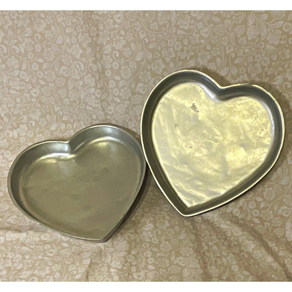 Set of 2 Wilton Heartly Cakes 9 in Aluminum Cake Pan, Silver, Oven Safe 450°F